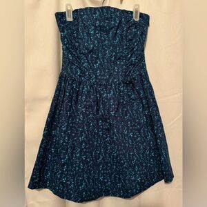 Short strapless dress fits XS